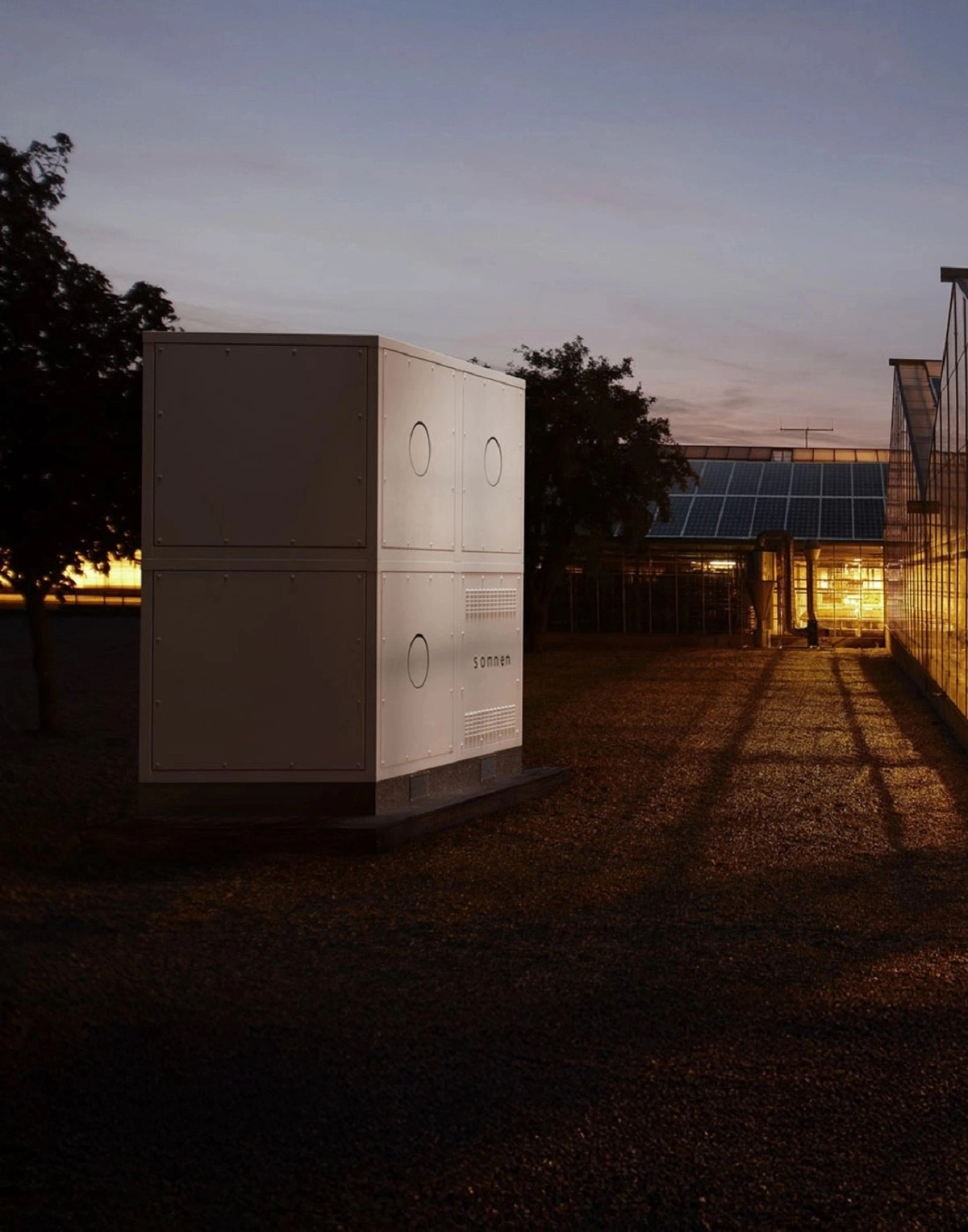 Gewerblicher Batteriespeicher neben Gewächshäusern mit Photovoltaik