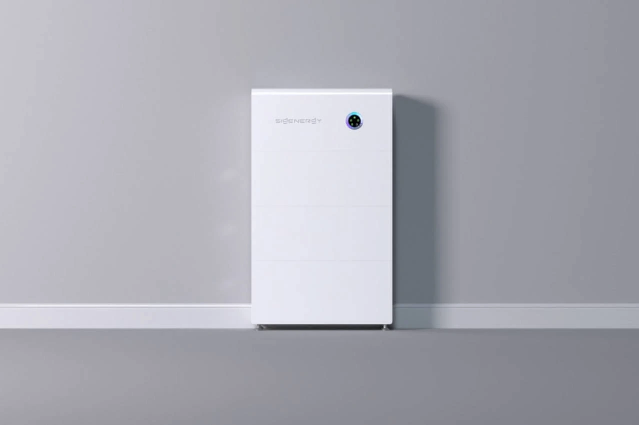 Offizielle Produktdarstellung des Sigenergy SigenStor Neo mit stapelbaren Batteriemodulen