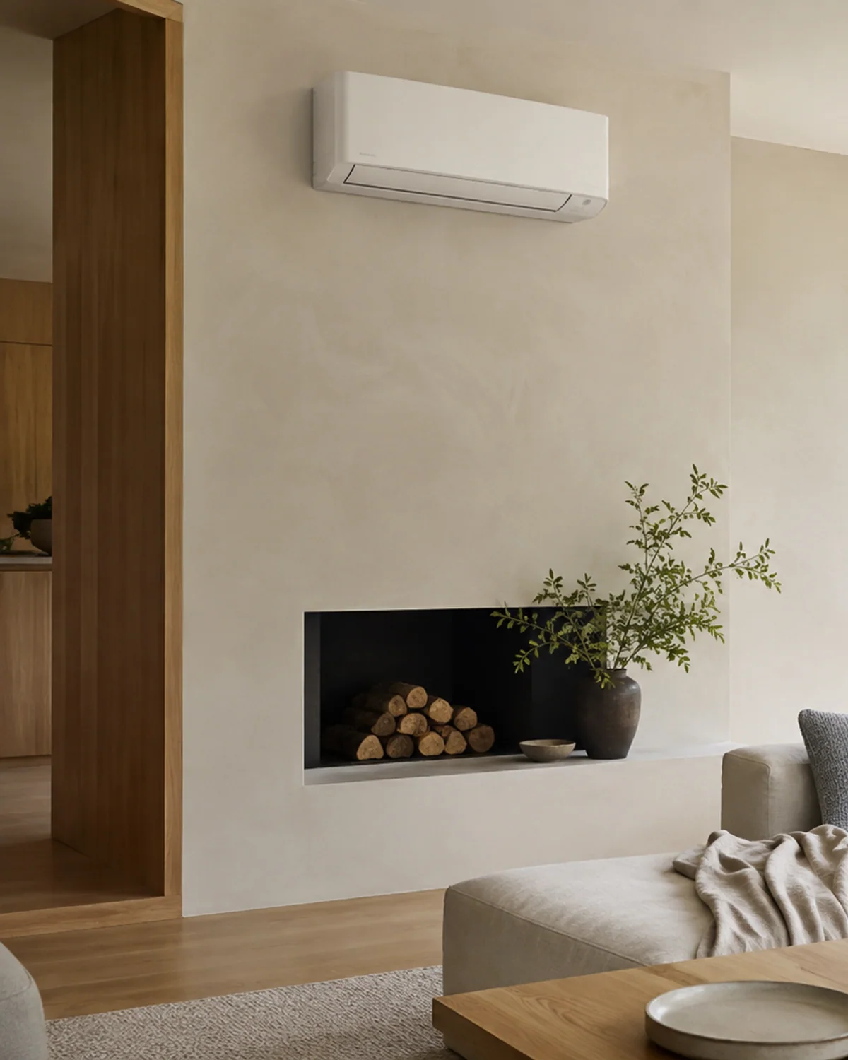 Dezent integrierte Klimaanlage in einem hellen modernen Wohnraum