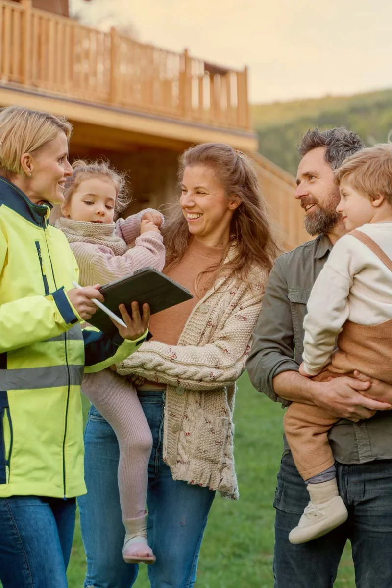 Persönliche Beratung einer Familie zu einer Energielösung