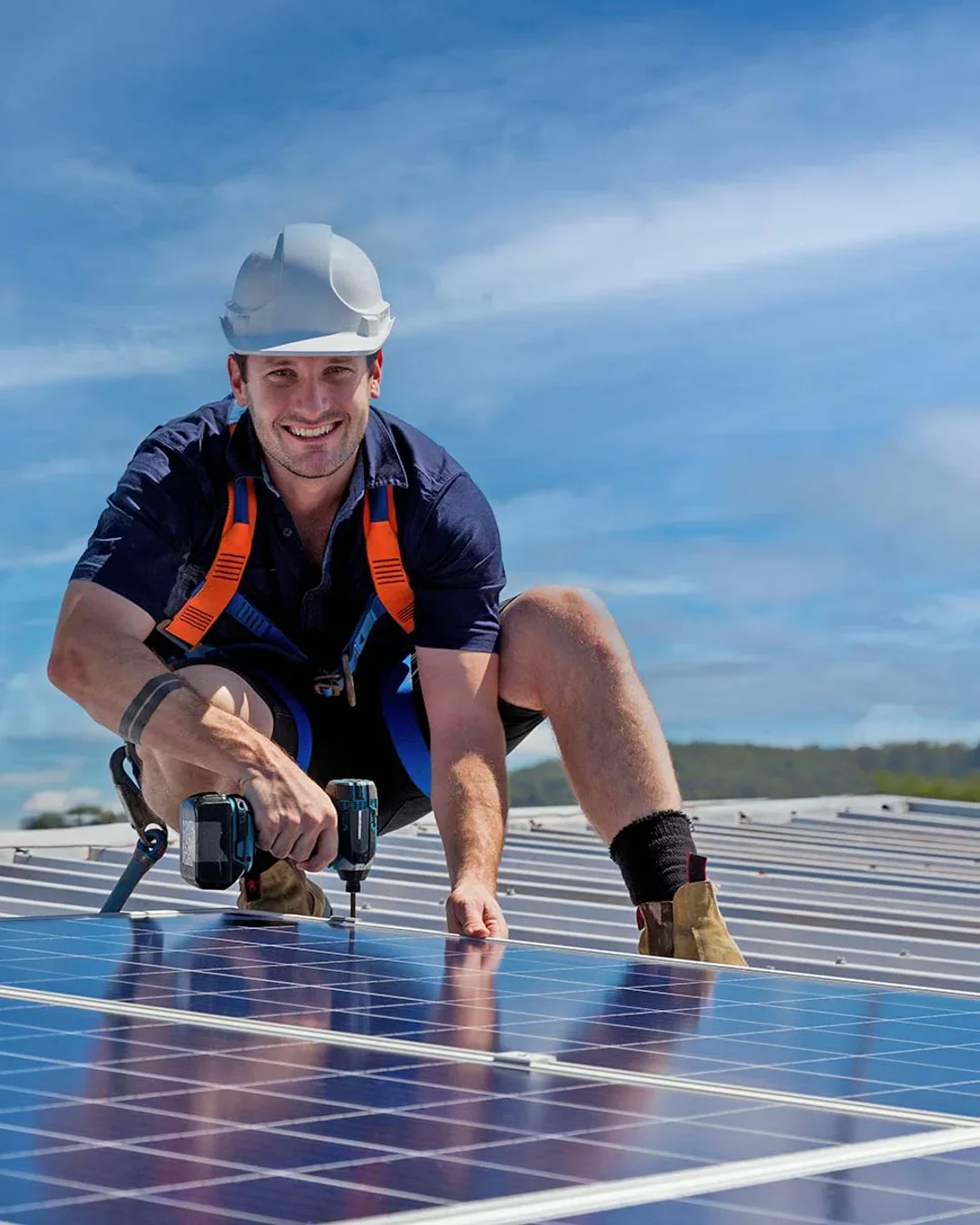 Mitarbeiter von Energie-Kraft Süd bei der Arbeit auf einem Dach