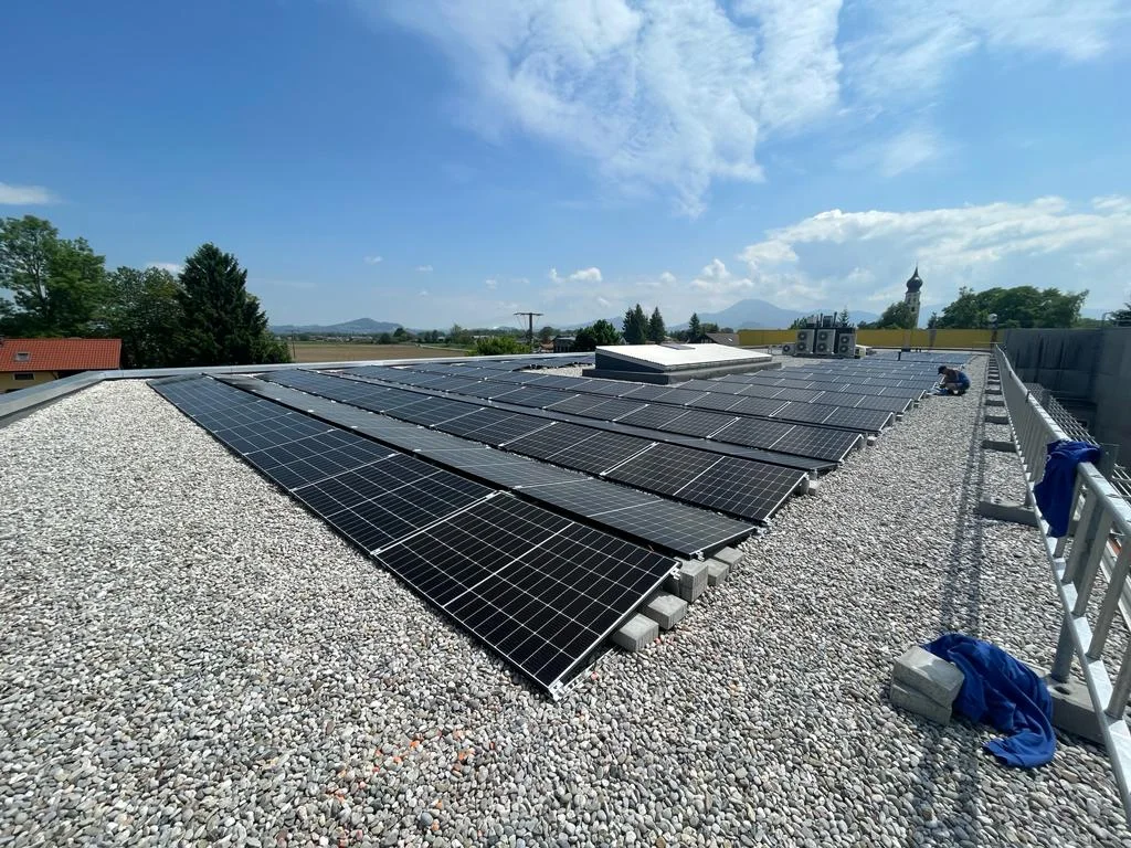 Photovoltaikanlage in Ainring mit 95,98 kWp, Gewerbeanlage