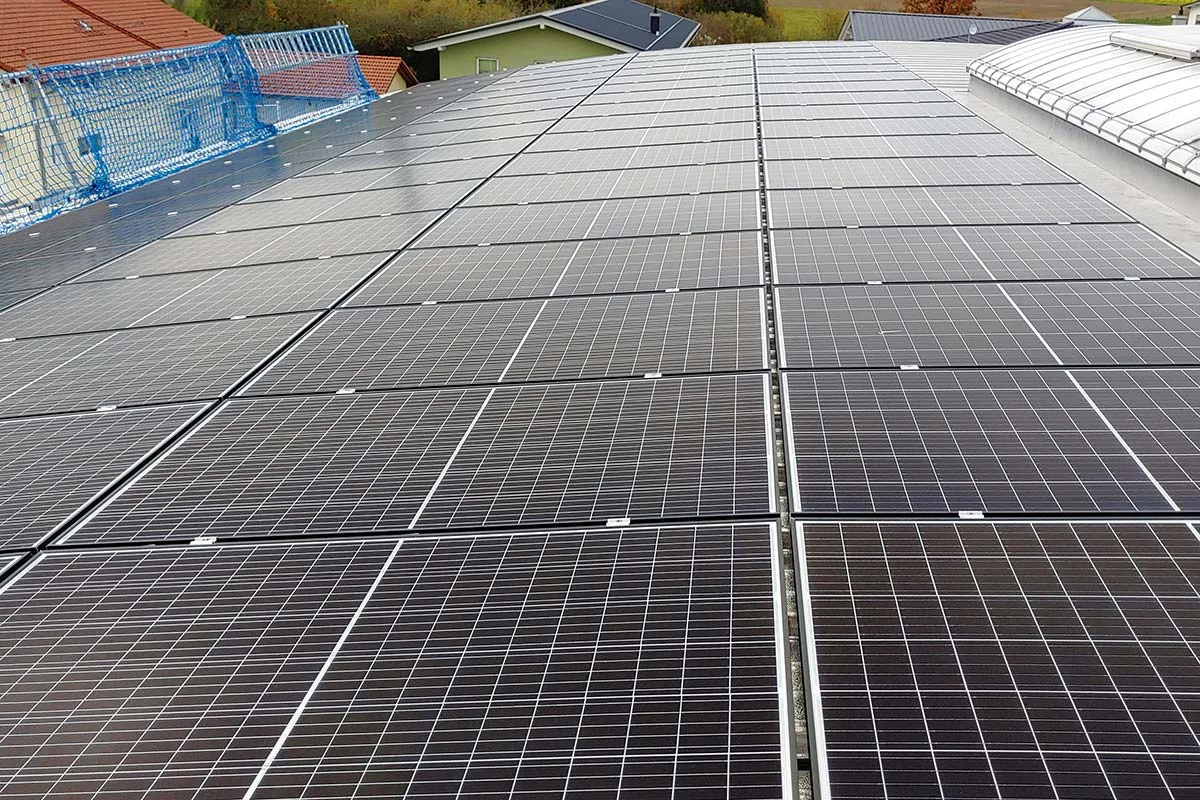 Photovoltaikanlage in Saaldorf-Surheim mit 99,66 kWp, Gewerbeanlage