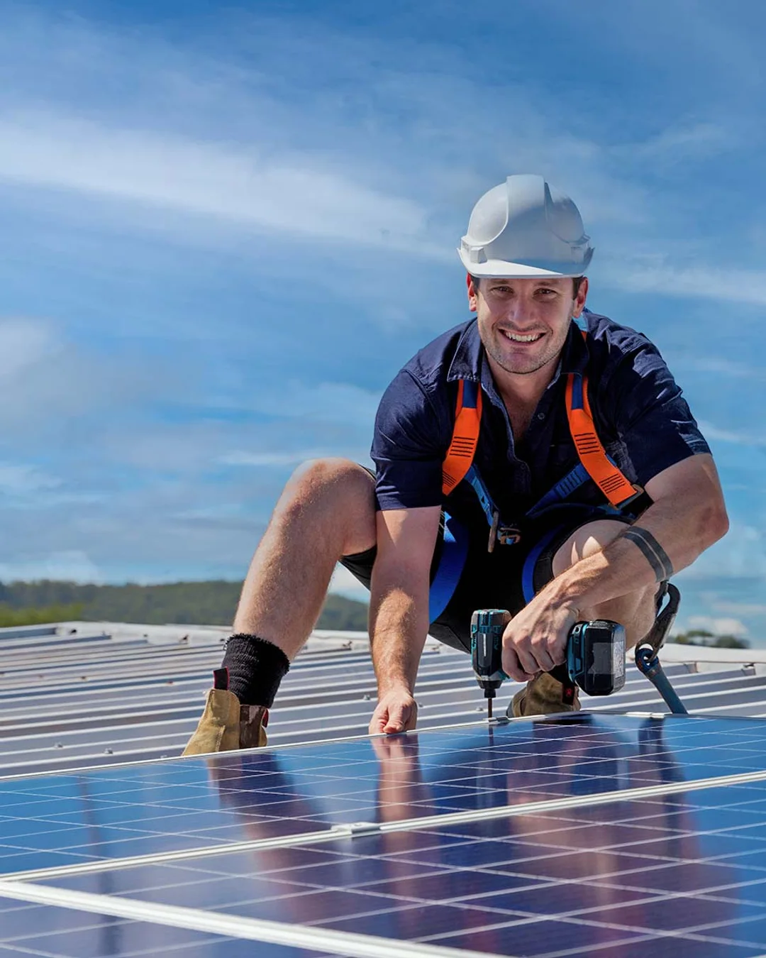 Mitarbeiter von Energie-Kraft Süd auf einem Dach vor dem Alpenpanorama